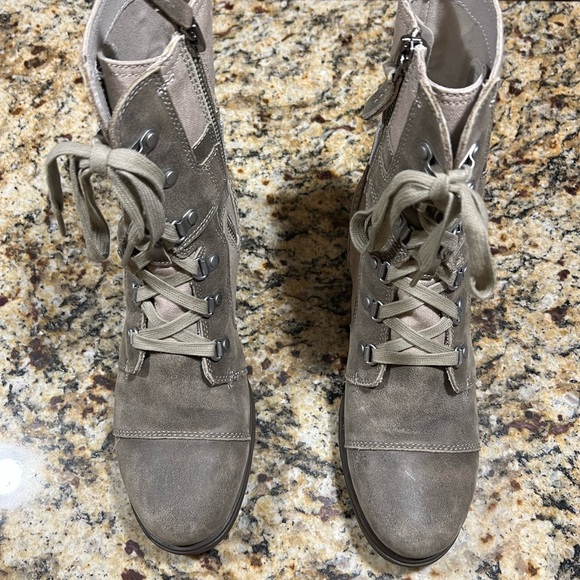 SOREL™ MAJOR CARLY • Sorel Taupe and Gray Lace-Up Boots - Picture 2 of 9